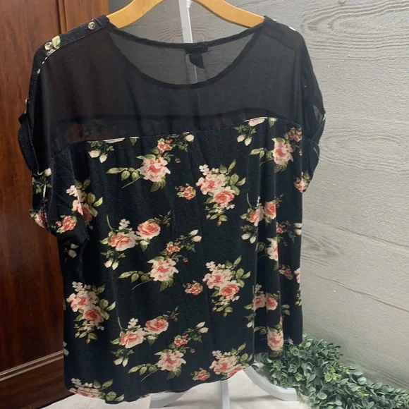 Rue 21 black floral sleeveless tshirt with sheer panel size Large - Picture 4 of 5